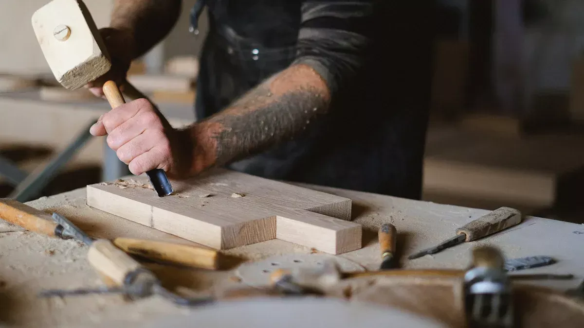 ノミで清潔で正確なカットを作る方法